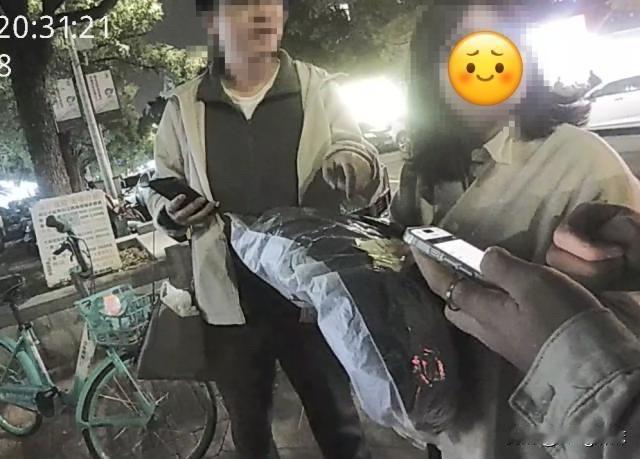 “真是冤家路窄！”近日，杭州滨江区的王女士花359元网购了一件骆驼牌冲锋衣，过了