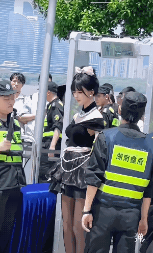 我这表情，自己体会！后面的胖保安阿姨应该是同龄人![捂脸哭]