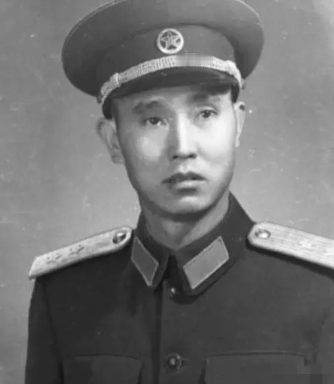1947年，一名解放军师长，大腿根部受伤住院，这时，一19岁女护士来到他的