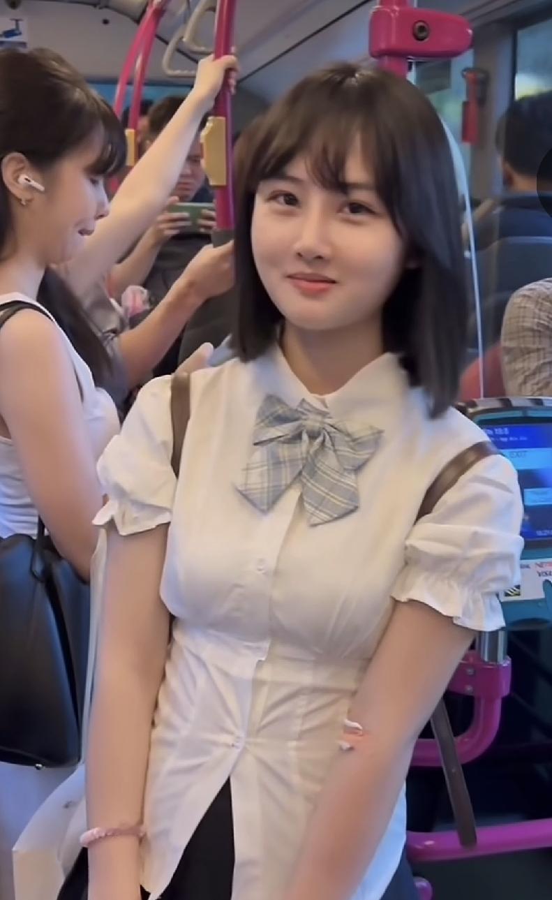 公交车上遇见的女生，满满的青春活力，虽然不知道她叫什么，但那一抹温和的笑容，让人
