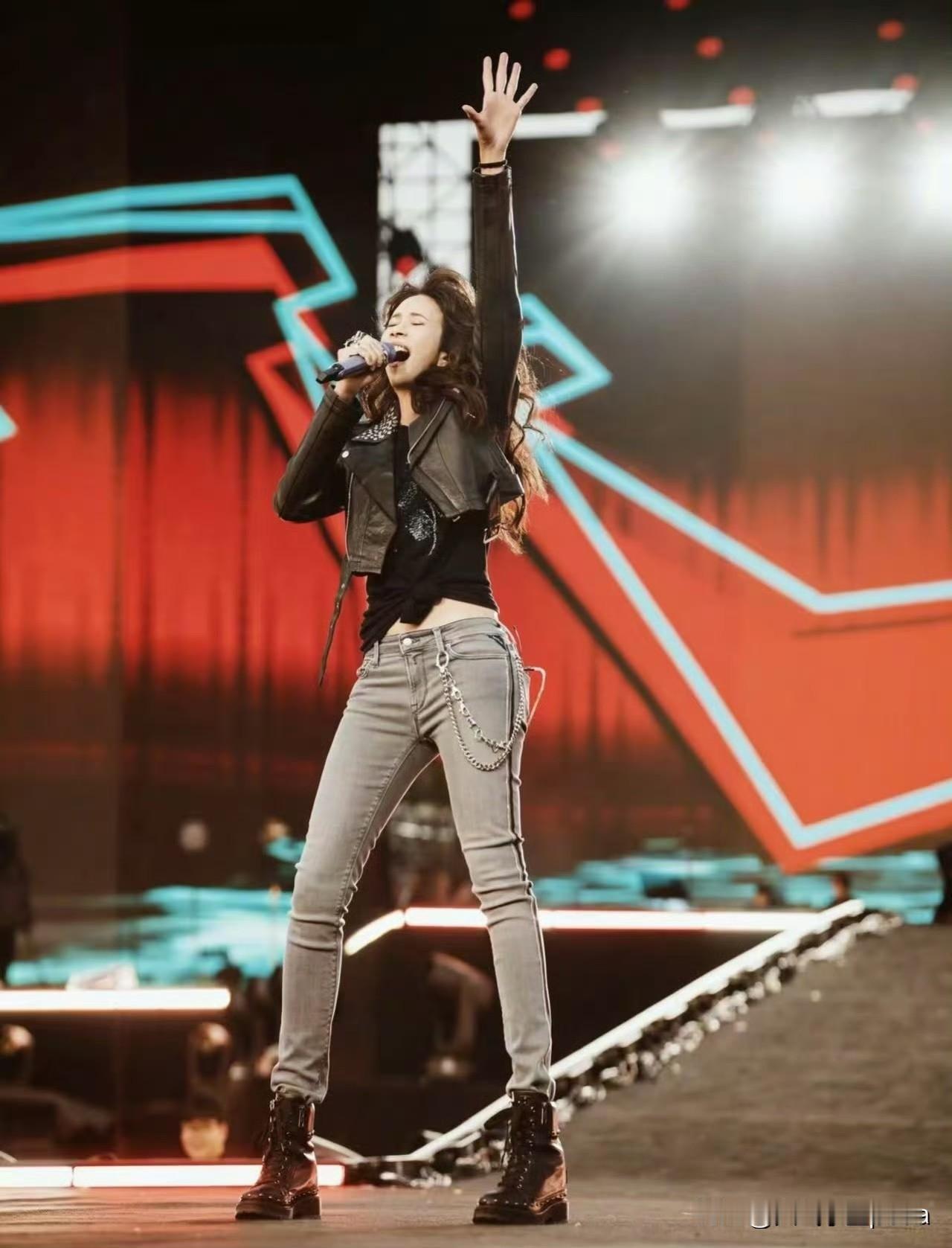 55岁的莫文蔚这身材状态!!!这身材管理我是真的服,完全看不出年龄,线条紧致又