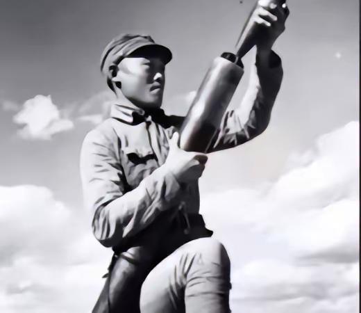 1945年，在山上休息的迫击炮手陈宝柳，忽然发现30多个日军和几个女人，正在不远