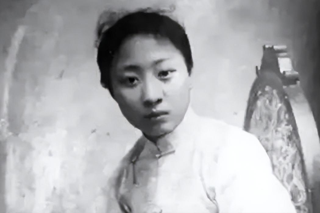 1925年，27岁露兰春伺候完57岁的黄金荣，便泛起恶心去洗手间干呕，擦完嘴巴，