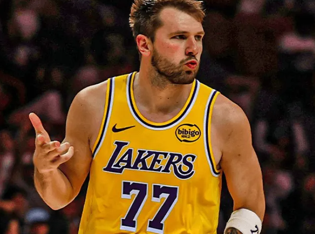 据消息人士透露，卢卡-东契奇在大约一个多小时前已经抵达洛杉矶。明日NBA季后赛