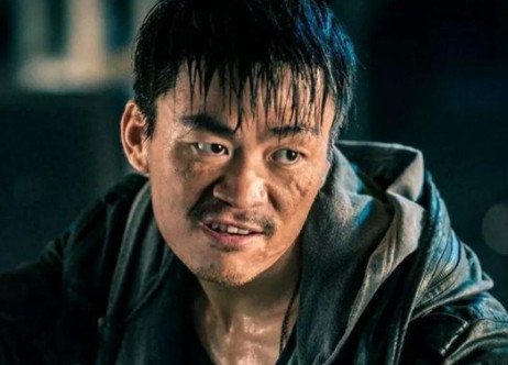 2004年，冯小刚去香港宣传《天下无贼》，宴会上不少导演在场，酒后，陈德森拉着王