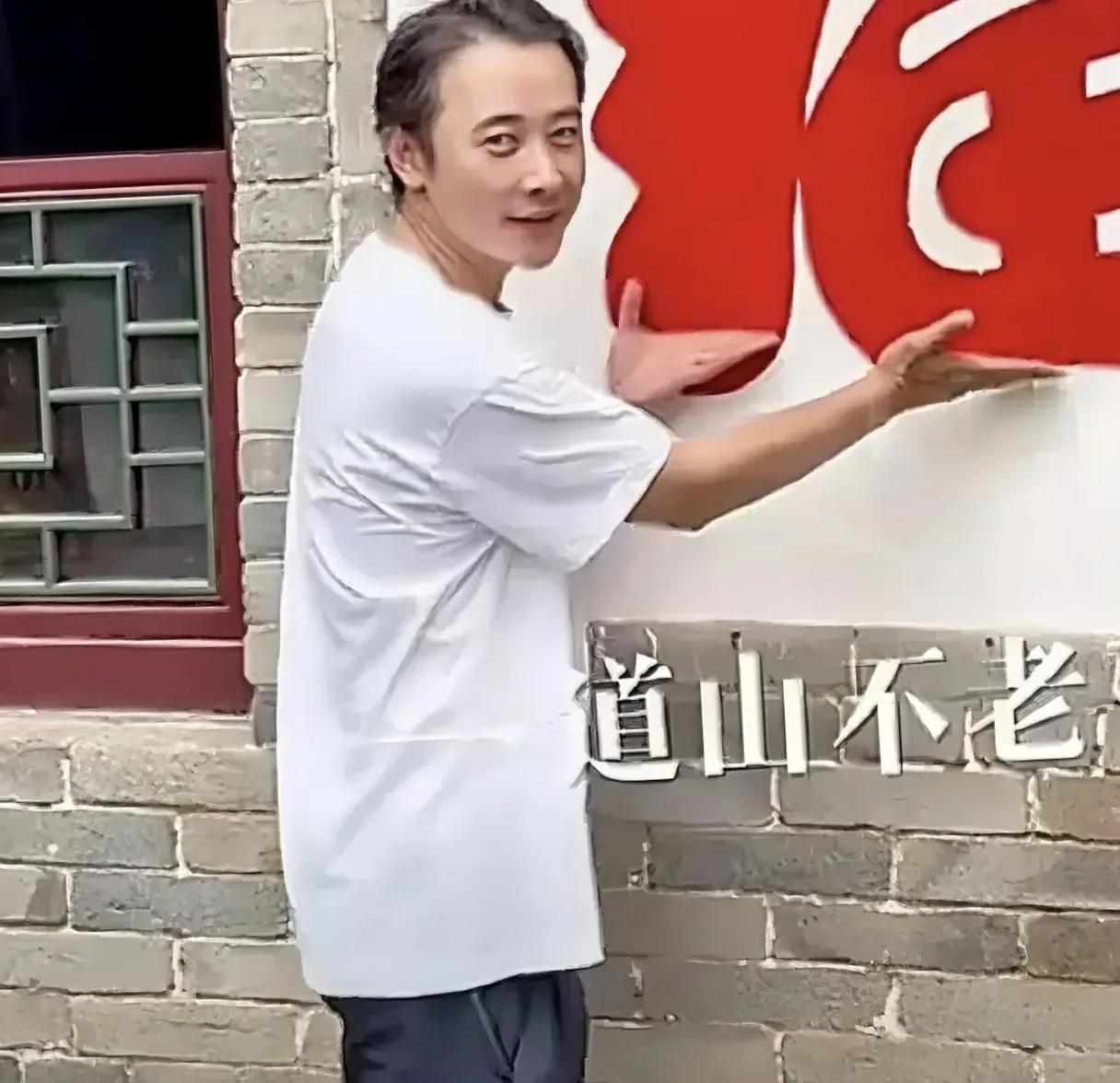实在是忍不了，44岁的男人罗晋，竟然如此苍老，发际线严重后移有网友在大孤山拍到