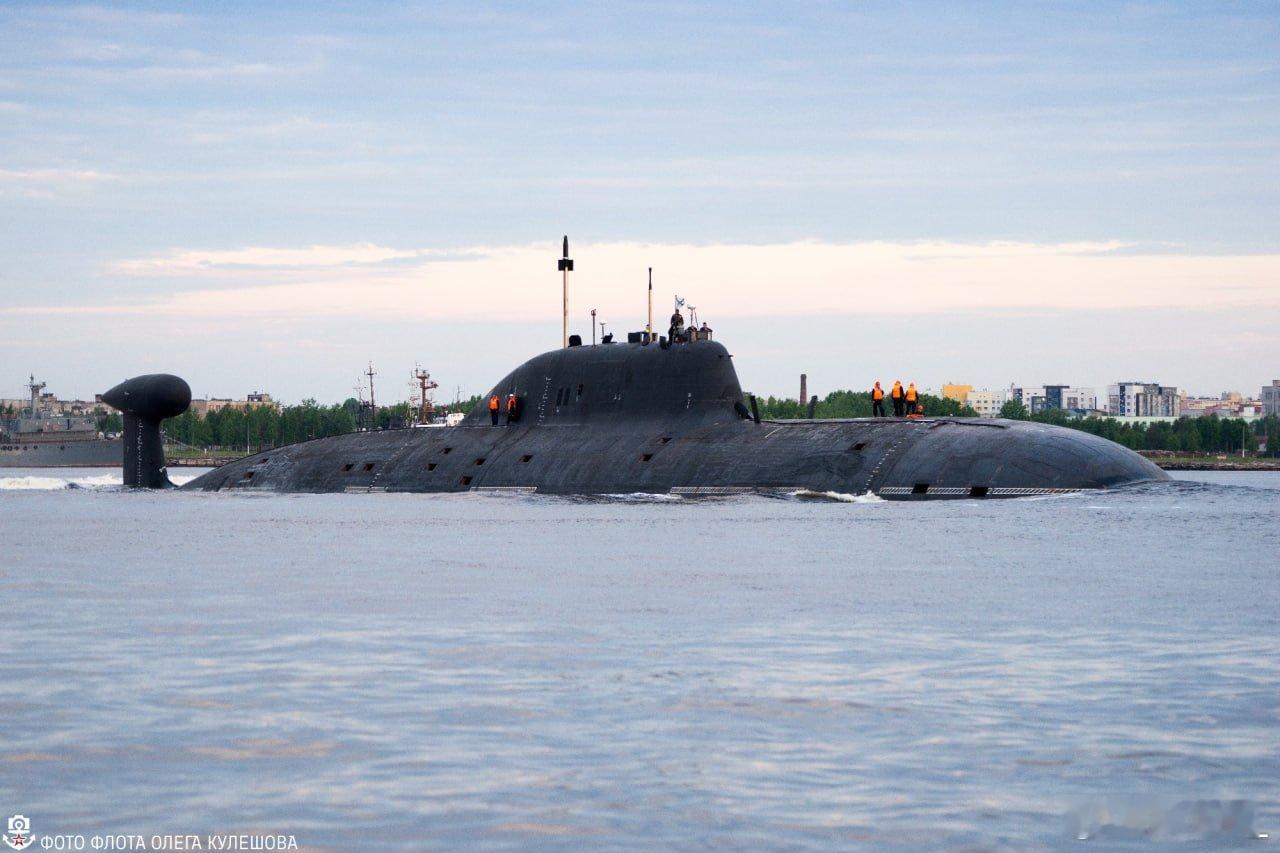 K-328“豹”号攻击核潜艇开始试航。此艇为现役971型（阿库拉级）攻击核潜艇之