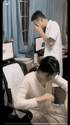 小哥哥，你这样子，小姐姐晚上要做梦了，我觉得是噩梦。