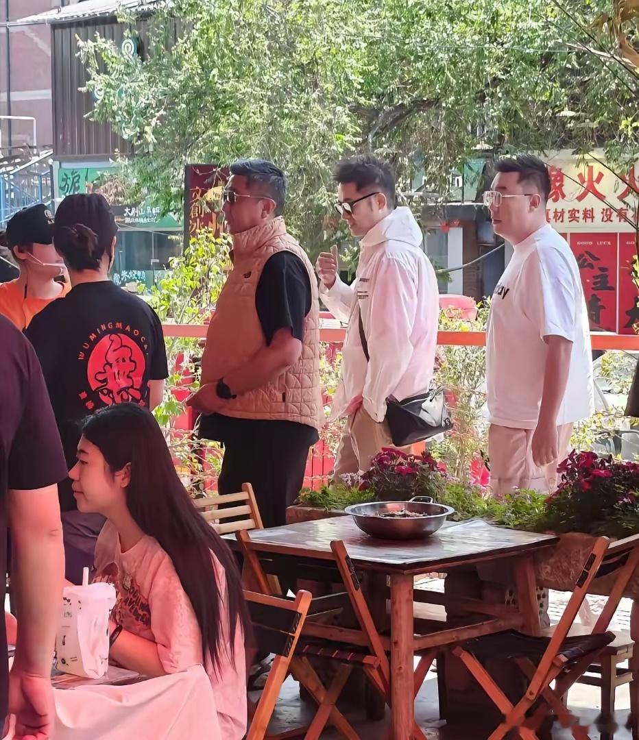 53岁任泉在河南一家餐馆吃午饭被偶遇，他的穿衣打扮年轻时尚，留着一头清爽的短发，