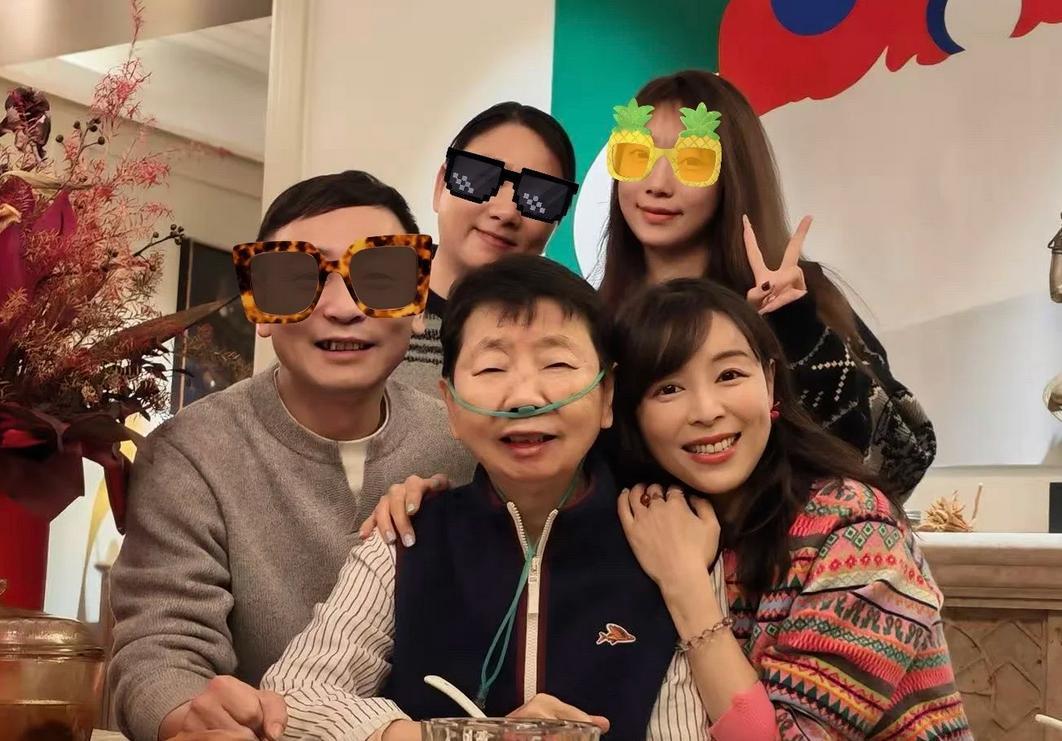 张静初晒与家人的合影照片