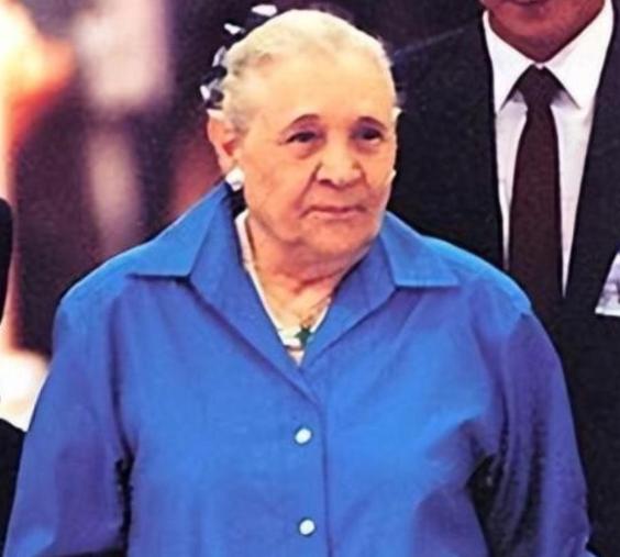 1939年，蒋经国的妻子蒋方良正在屋内行走。突然，她脱光了自己的衣服，从楼上跑到