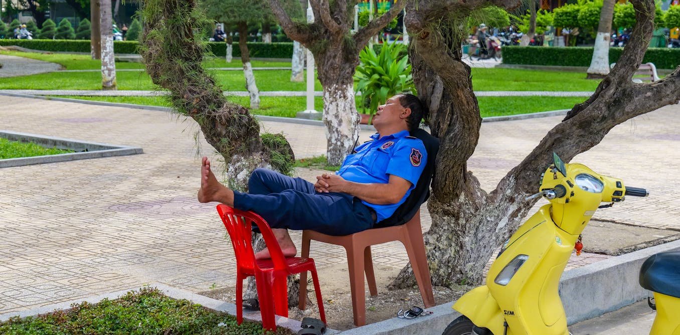 每天睡够8小时，几乎是全世界最深入人心的健康常识。睡不够8小时的人多少带点愧疚感