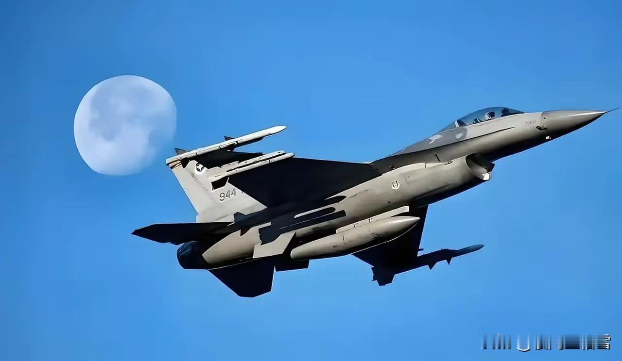 就在刚刚，中国台湾空军司令部突然宣布，1月22日，针对岛内F-16V战机