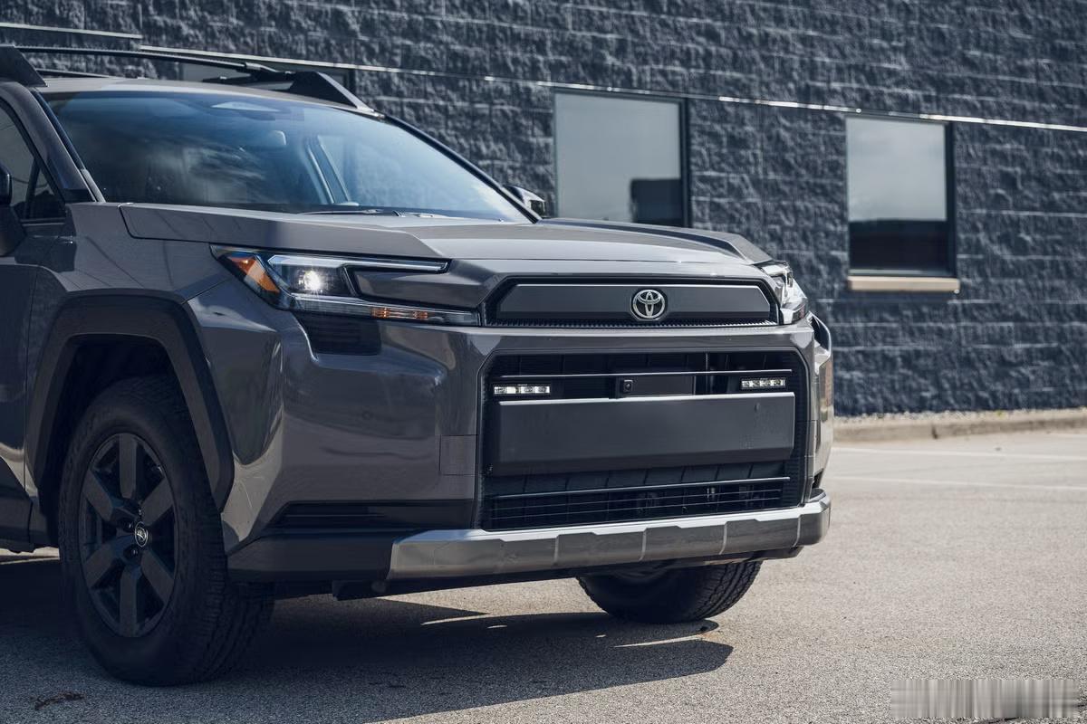 美媒Car&Driver测试了Woodland版的丰田RAV4插混，给出的评