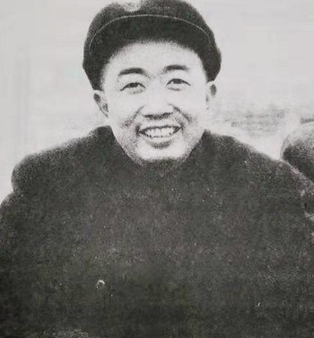 1952年，朝鲜战场上，志愿军抓获了一个间谍，搜身时，志愿军战士在间谍身上一摸，