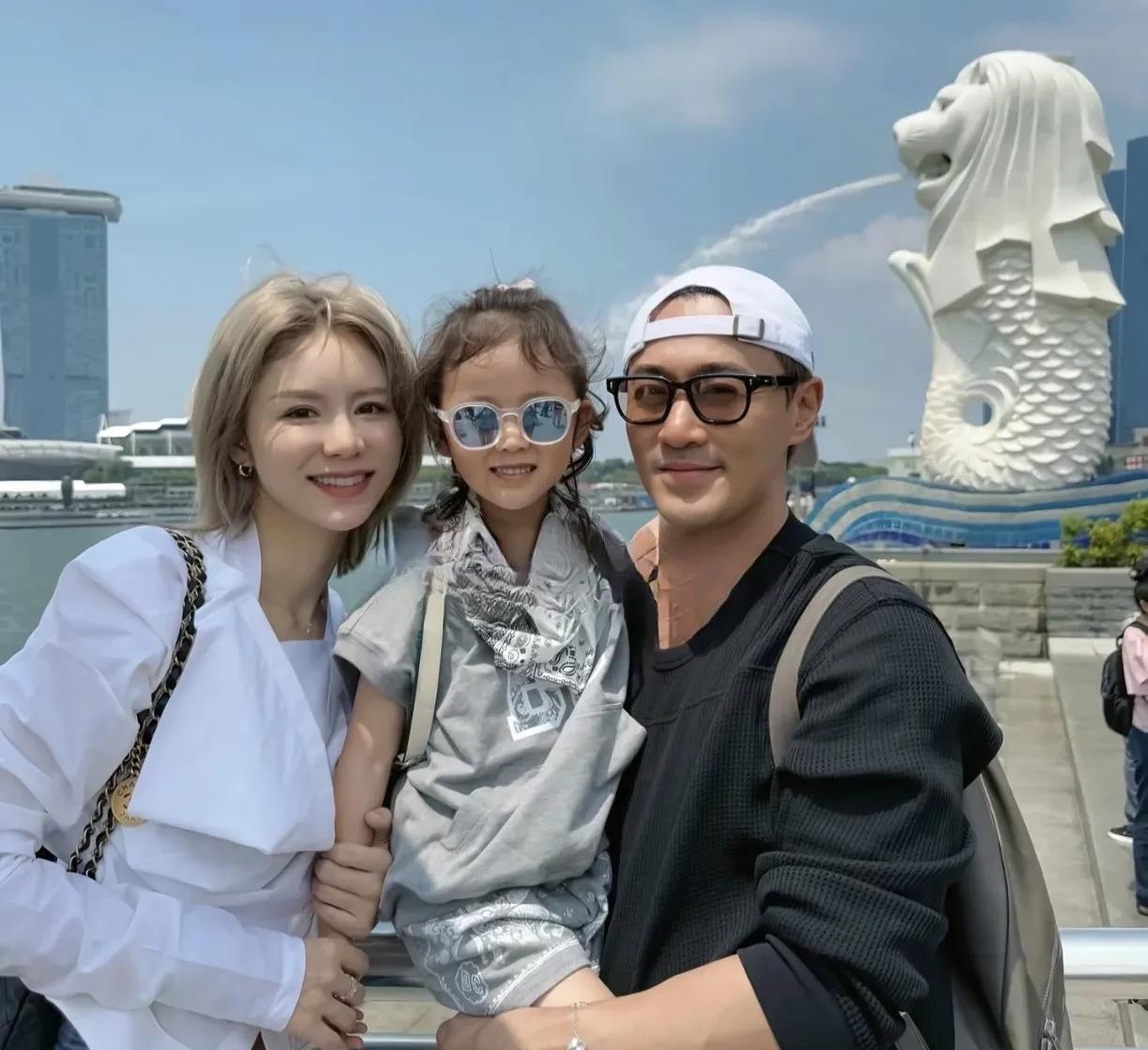 林峰一家三口同框合照！老婆张馨月和女儿都好漂亮好可爱。这么看林峰一家这么完整，网