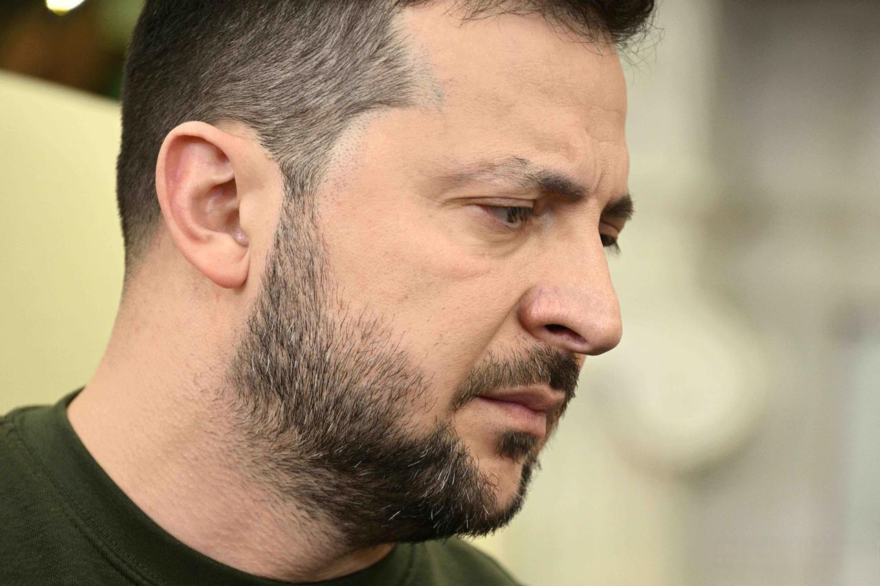 四年大戏惊现惊天反转——主角手里那张绝命底牌竟变成一张催命符。泽连斯基死死盯着这