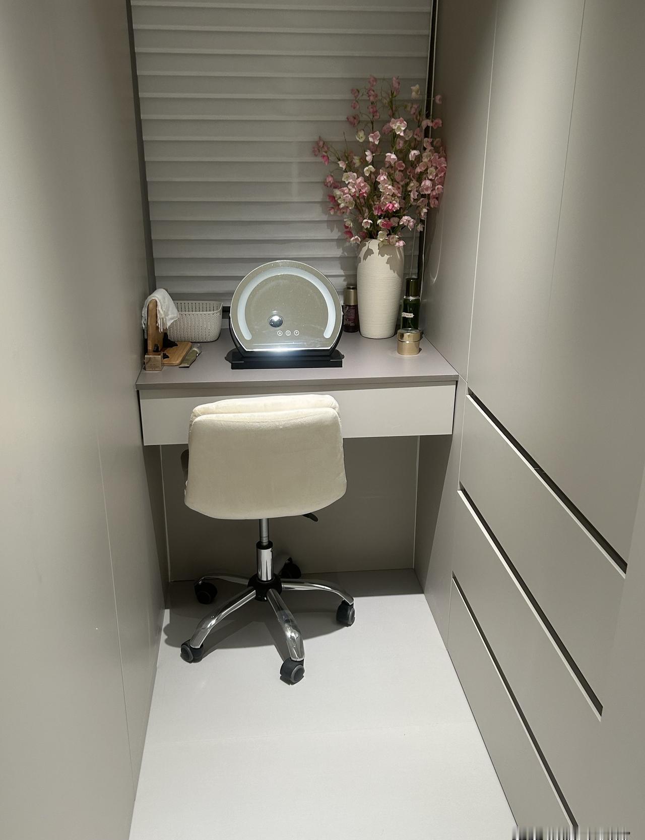 “你家这衣帽间，还没我家厕所大吧？”一句话，把刚搬家的喜悦直接打回谷底。