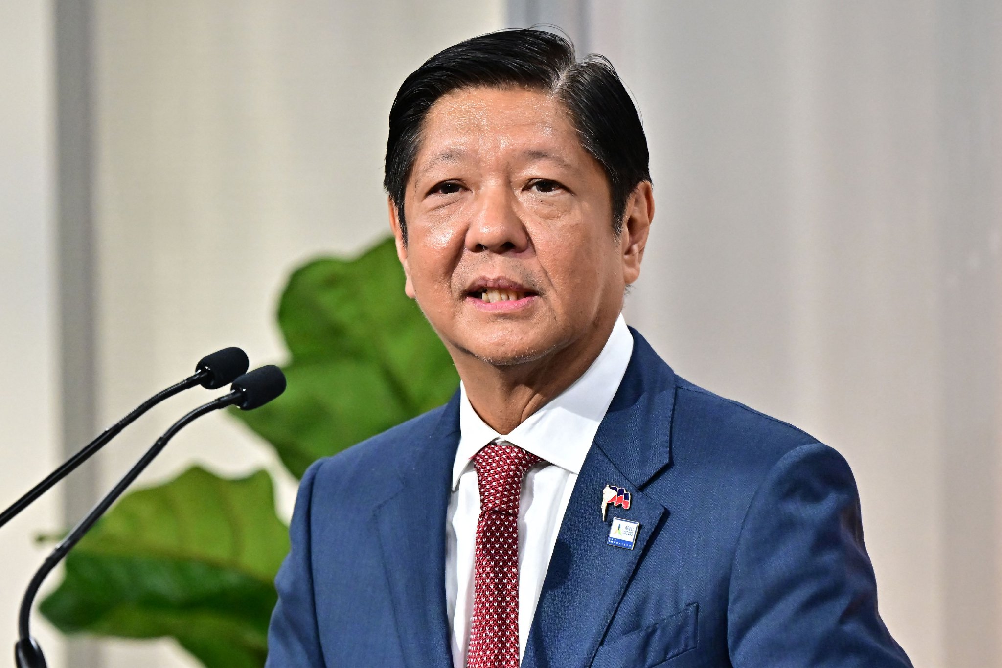 菲律宾这回吓傻了，不再叫嚣，害怕冲突。10月15日，菲律宾海岸警卫队两度发文，重复中国驻菲律宾大使井