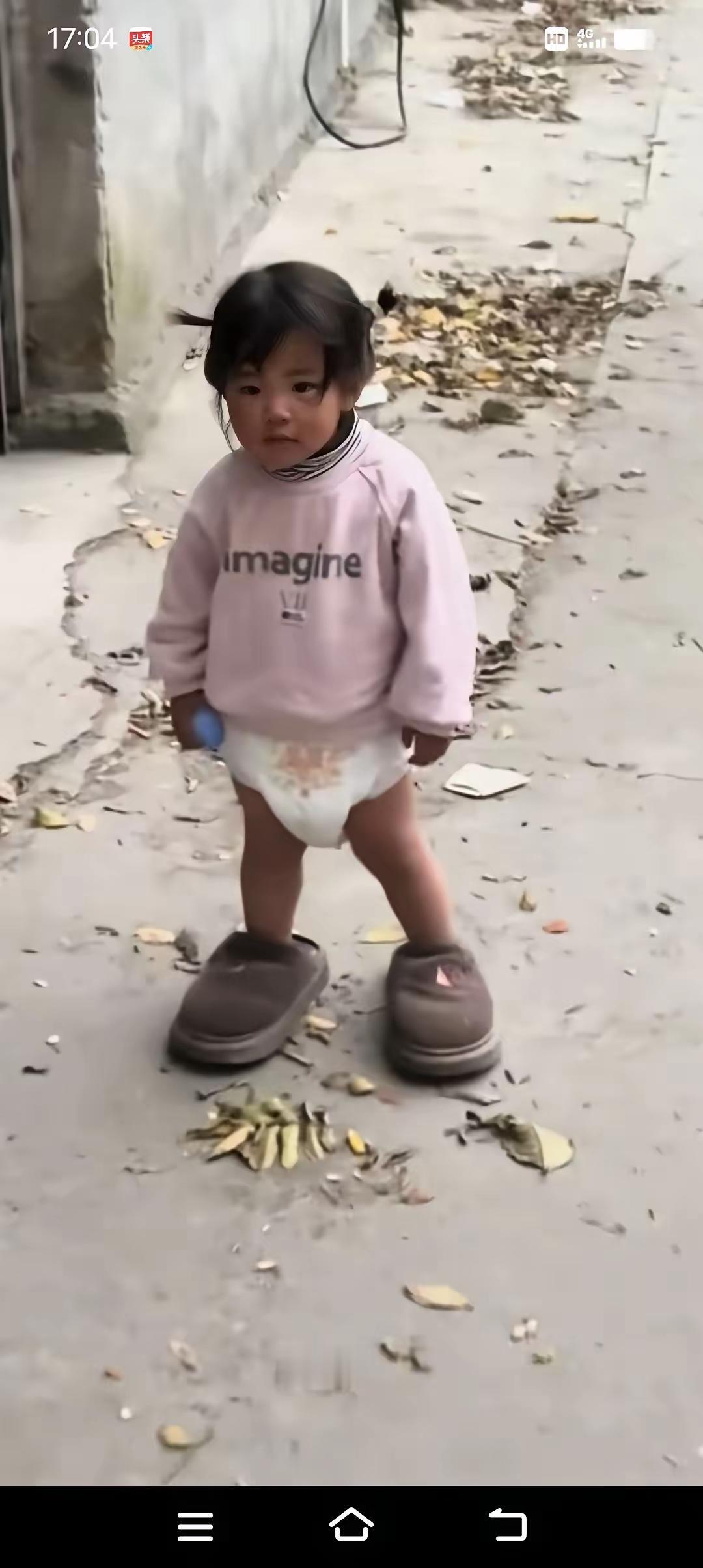 泪酸！爸妈离婚后半年后，妈妈偷偷来看女儿，刚看到女儿，泪目了，看女儿穿个尿不湿，