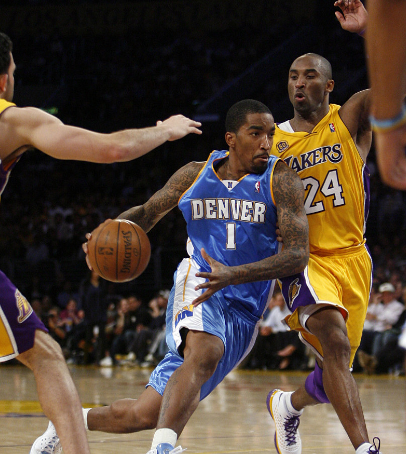 前NBA球员JR·史密斯在一档节目中回忆起自己新秀时期防守科比的经历。JR表示，