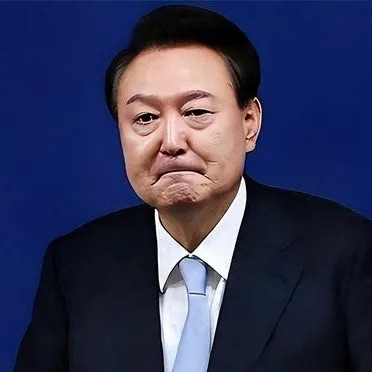 意想不到的转折——就在刚刚，韩国突然宣布：尹锡悦再次缺席庭审。2025年7月1