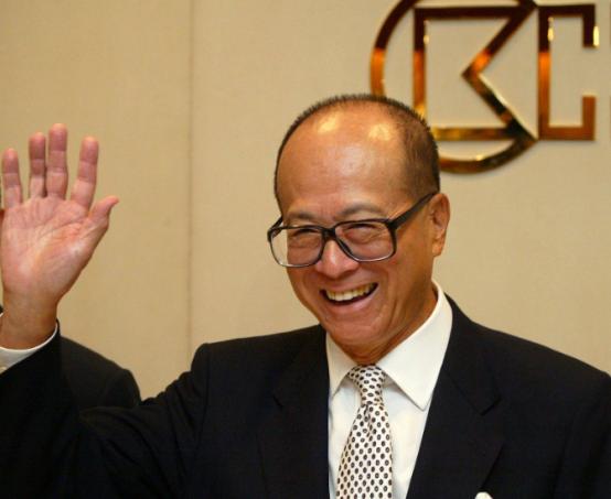 亿万富翁李嘉诚说：“穷人就算赚了三五百万，也还是穷人。他们会换大房子、好车子，背