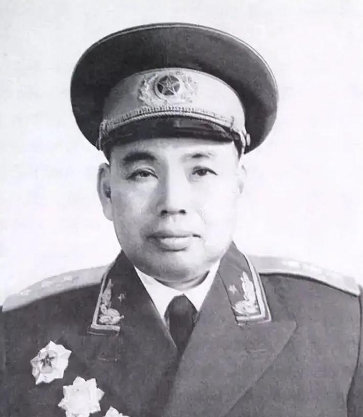 1952年，许世友将军回乡探亲。在接风宴上，他突然拔出手枪，死死顶住亲叔叔许存礼