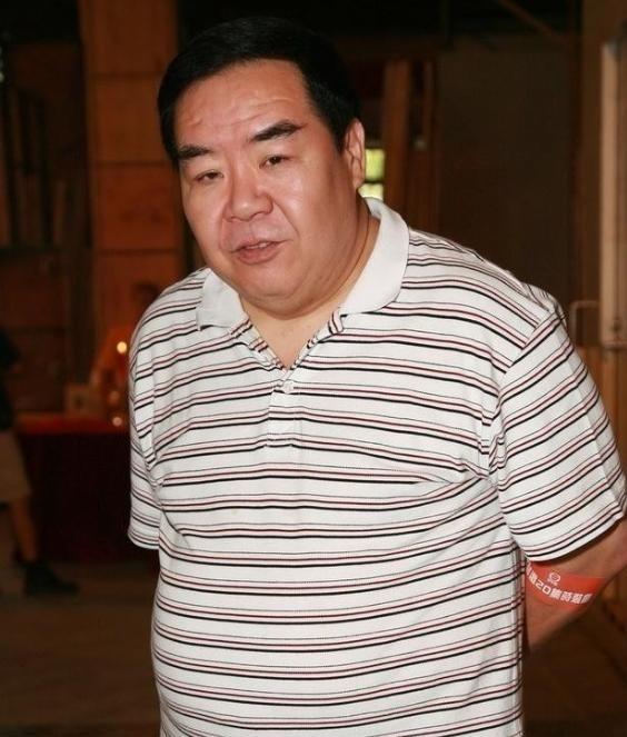 1993年，郑则仕公司破产，欠下8000w外债，走投无路之际，他向昔日好友周润发