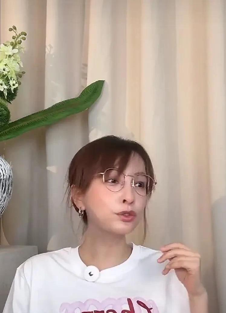 吴昕突然变老！说明不生孩子的女人，到了一定年龄也一样断崖式衰老。现在的吴昕，嘴