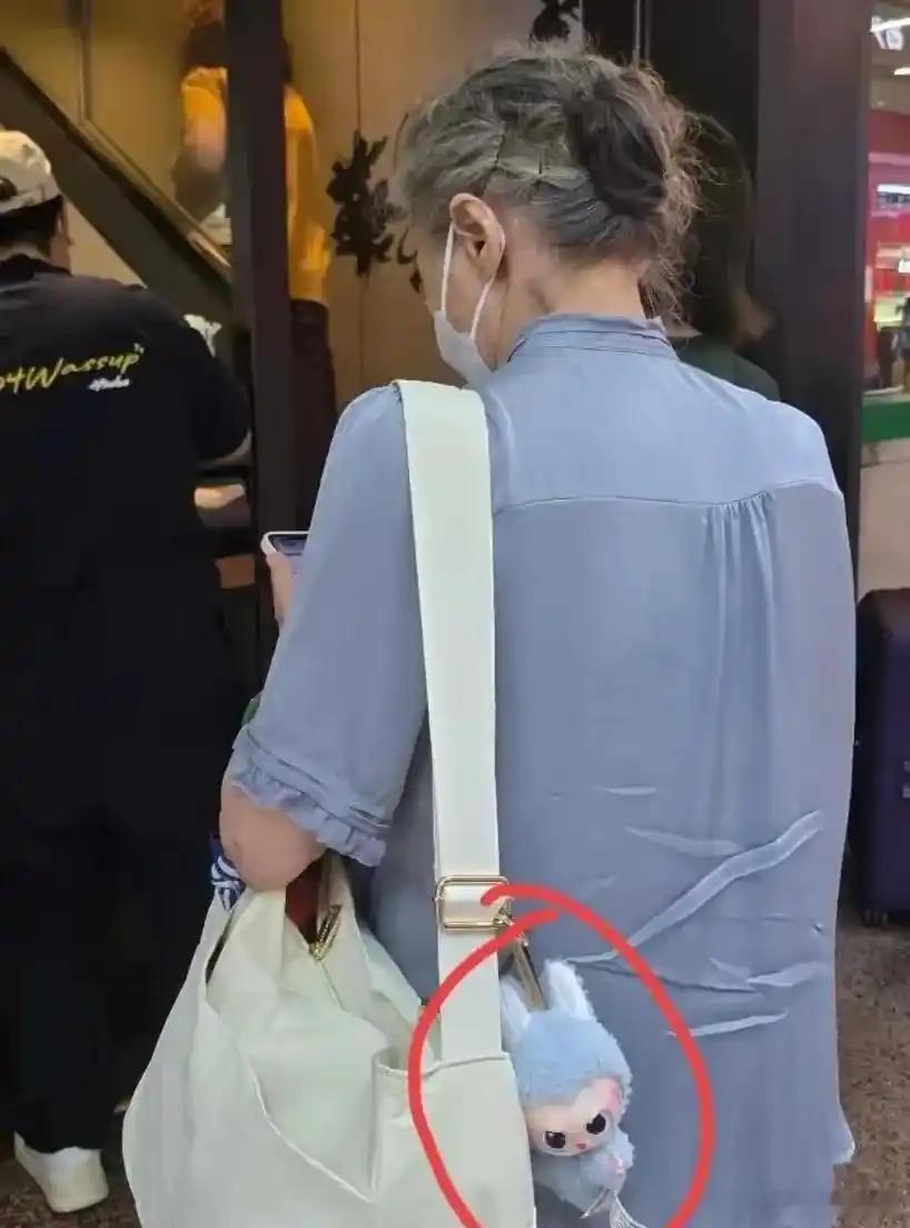 吴彦姝北京被偶遇，她包上挂着labubu好潮，87岁依旧优雅迷人！​​​