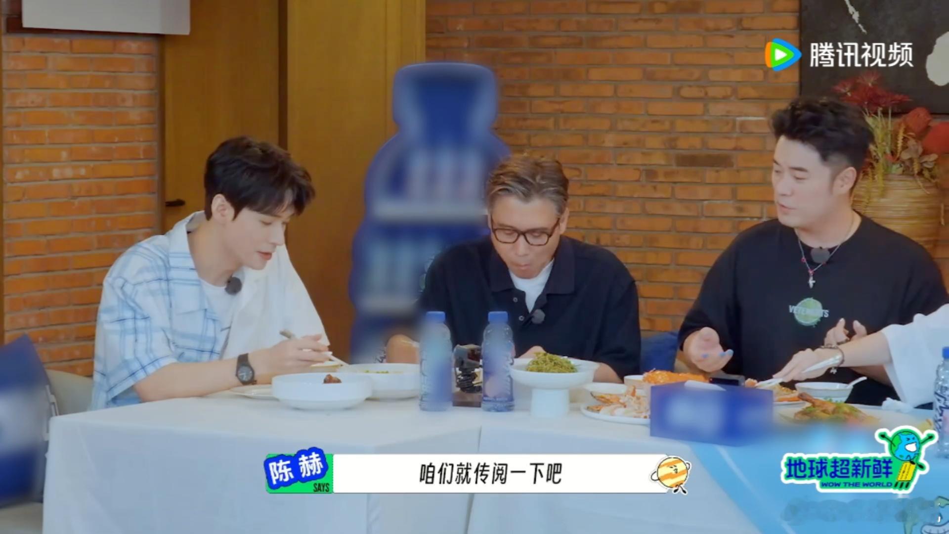 刘宇宁几小时没见又长高了刘宇宁：我只是想夹个菜，怎么就成“柱子”和“房屋支撑预