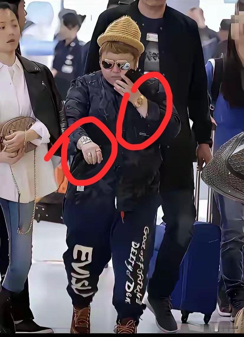 网友说，就凭她这身打扮，一手戴一块名表，她绝不是一个慈善家明星慈善人设戴手表首