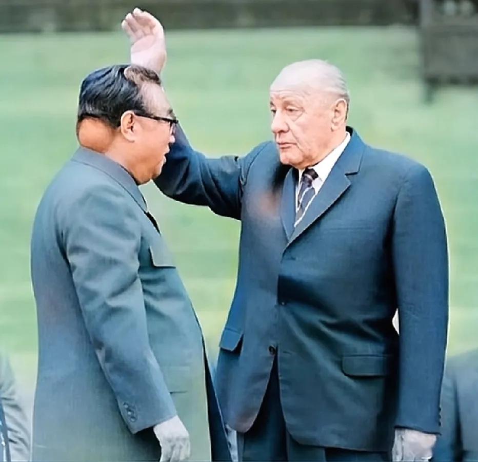 1984年，赴匈牙利访问时的留影，当时他右侧脖子部位长了拳头大小的肿瘤，平时是只