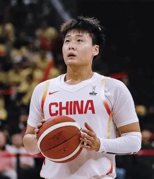 赵睿居然又生病了，就在上场比赛结束之后，虽然他们以83:78击败了青岛队，并夺得