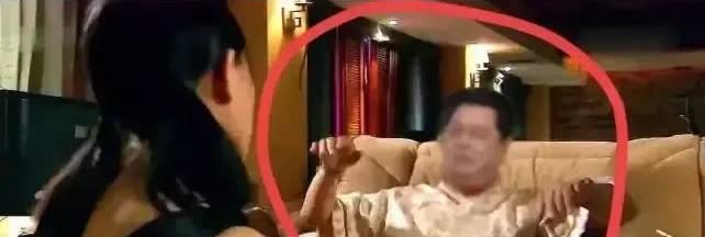 2005年，李金斗去洗脚，点了一个女服务员，不料被人偷拍了视频，突然一天神秘男子