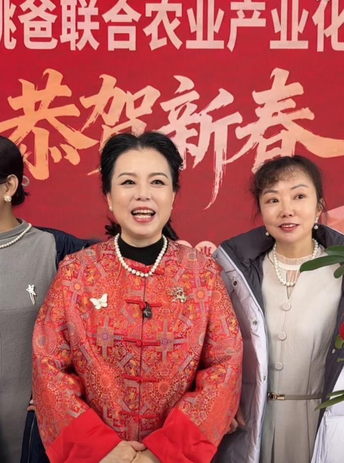 太开心啦，许妈直播间里年货热卖，还有特别嘉宾前来助力！上午在直播间，许妈的同学