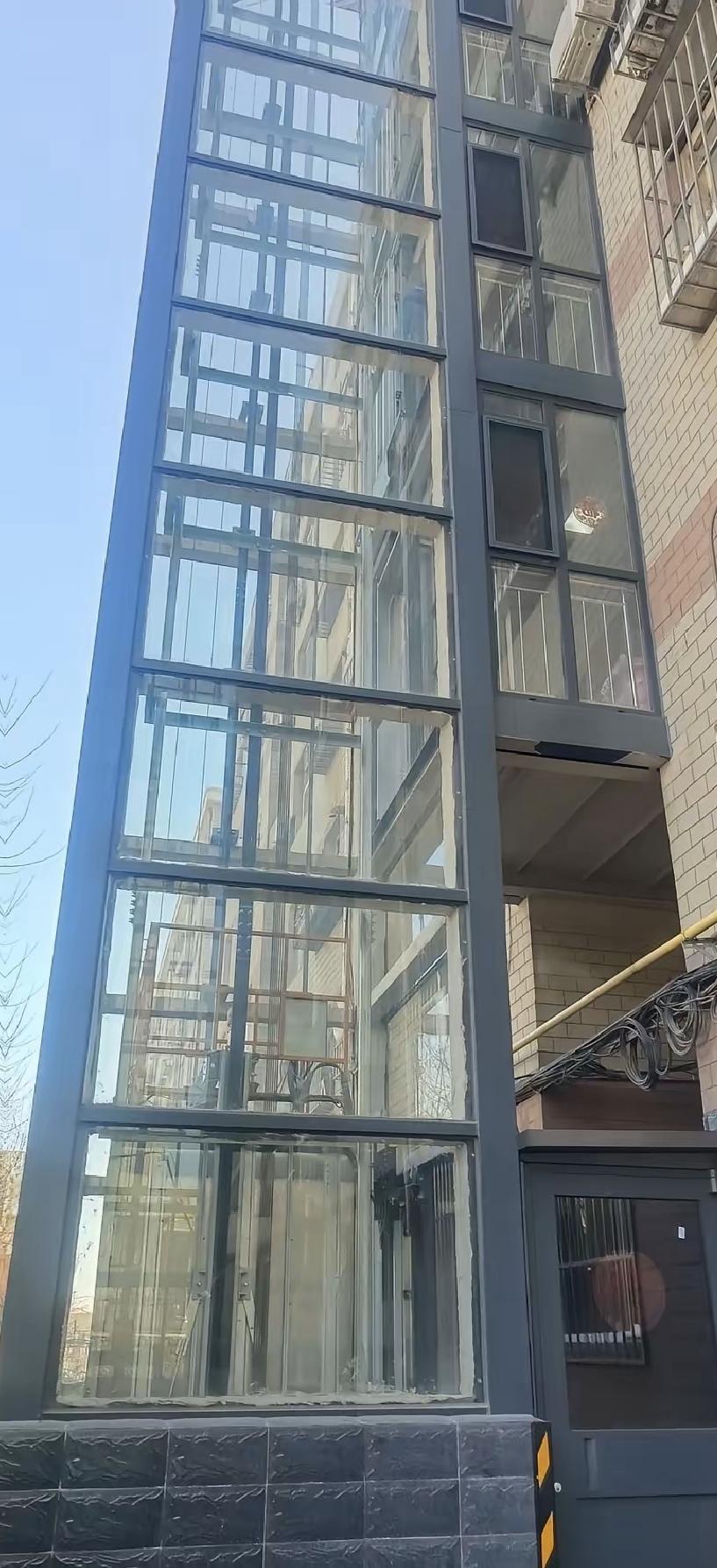 前几天听舅妈念叨她老小区的事儿。年初他们单元楼终于装完电梯，结果刚用半年就停了。