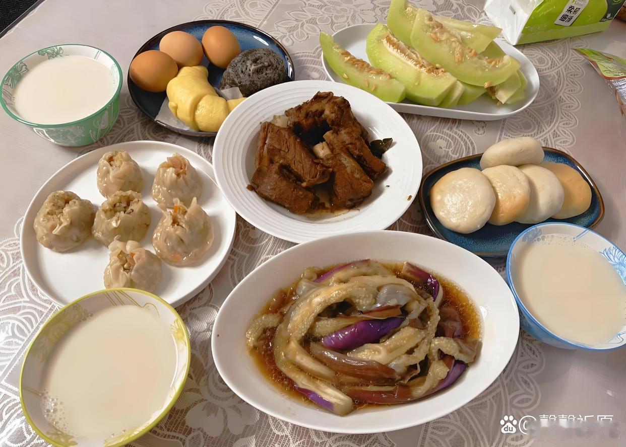 左边城里人的早餐，右边农村人的早餐
