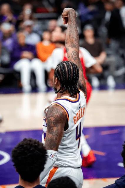 杰伦格林和布克的第一场常规赛配合不错，再看看杜兰特在火箭，效率也没比格林高多少。