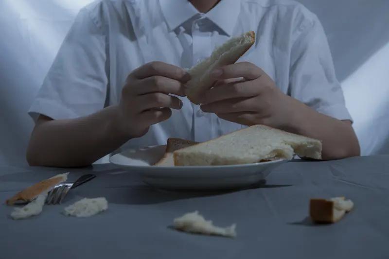 标题：男子就医只喊肚子饿，医生一查魂都吓飞：全身血液快流干了！再晚一步没命！