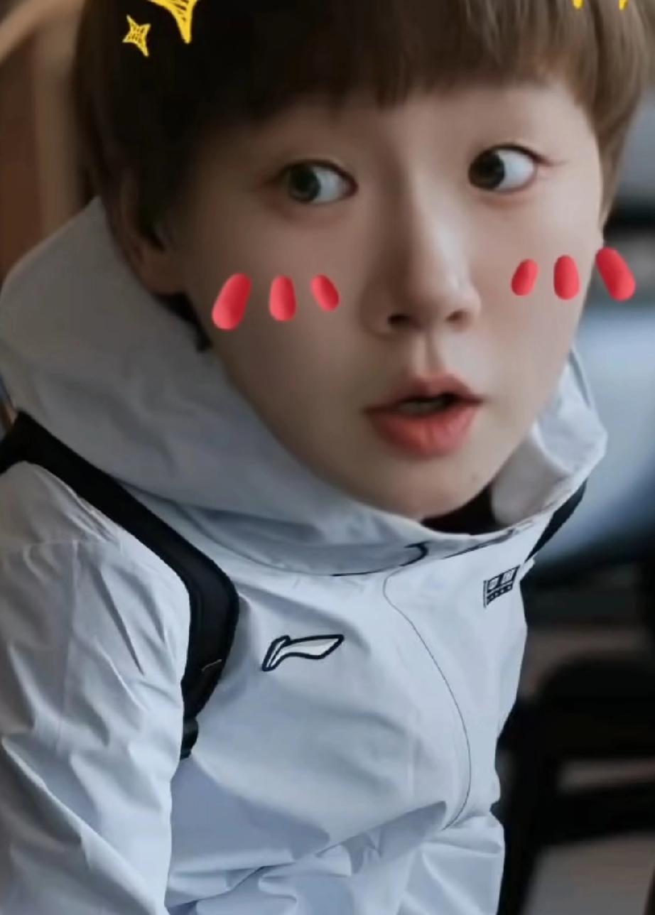 王曼昱太可爱了！梳个毛茸茸的樱桃小丸子齐刘海，因为五官秀气，表情灵动起来看起来就