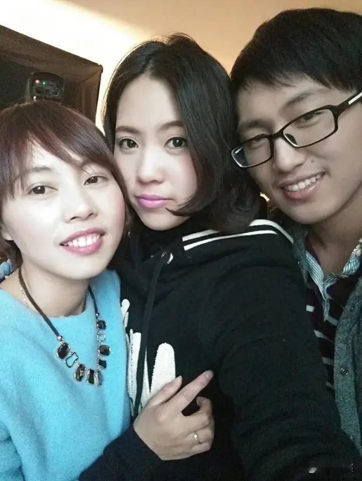 阿坝旅游车坠河的第10天，明玉、明彩的弟弟发了一张姐弟三个人的合照。明彩和弟