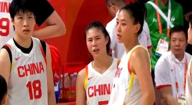 剩16秒，落后1分，手握球权。9号唐子婷拿球直接拔起一个翻身跳投，球砸框而出。