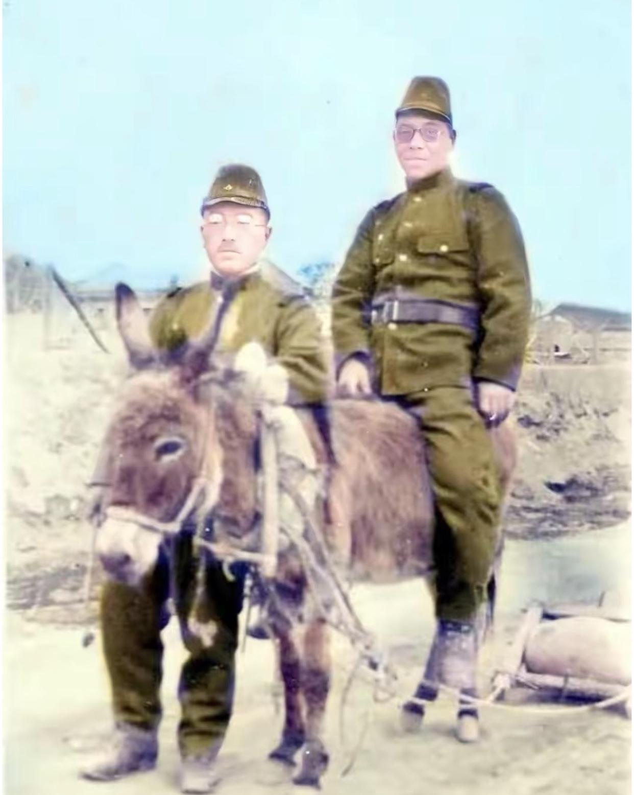 这是在抗日战争期间，两个日本兵骑着中国老百姓的毛驴，拍的合影照片从照片中可以