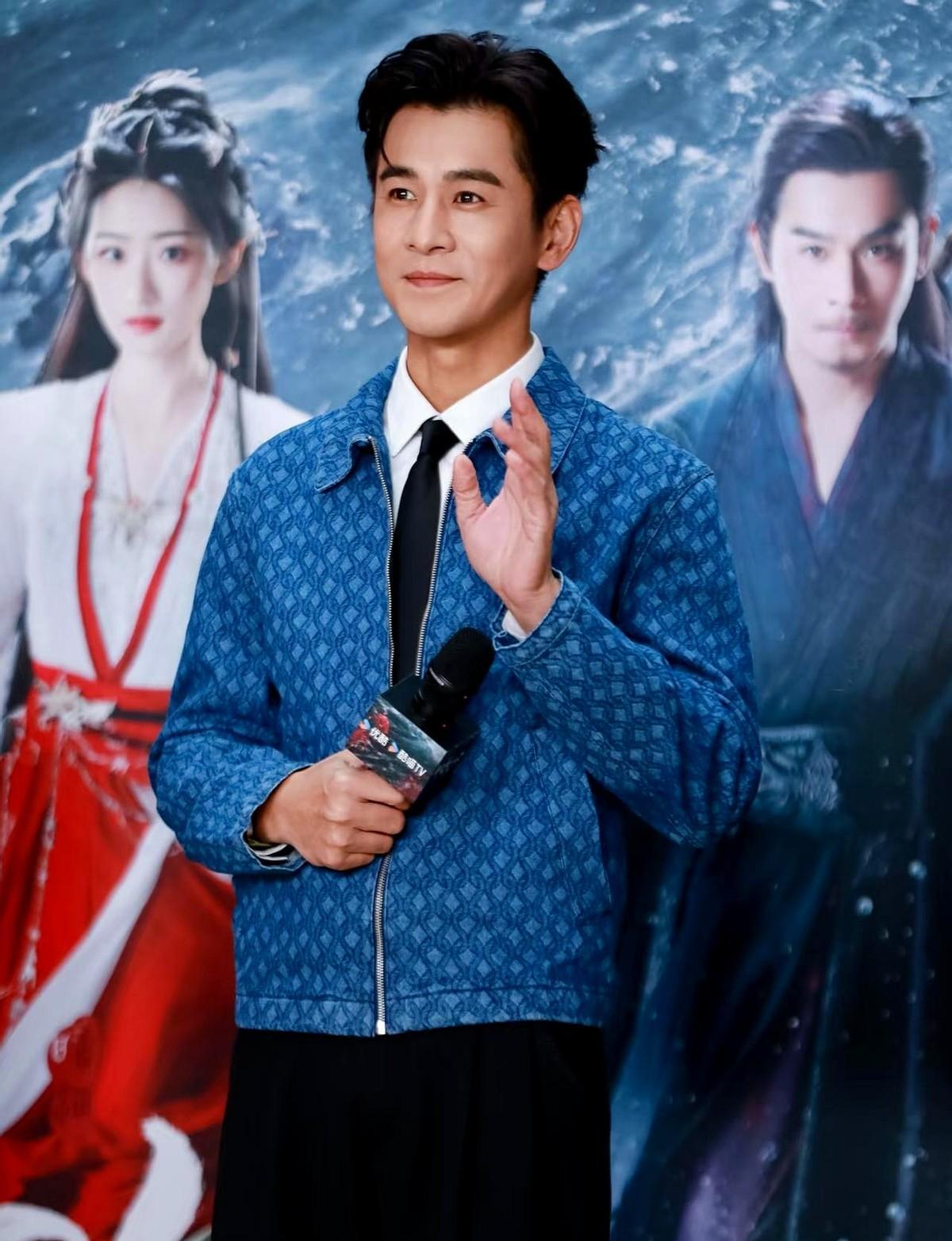 乔振宇脱鞋那刻，全网都安静了。他不踩垫子，不是闹脾气，是嫌这行太假。182c