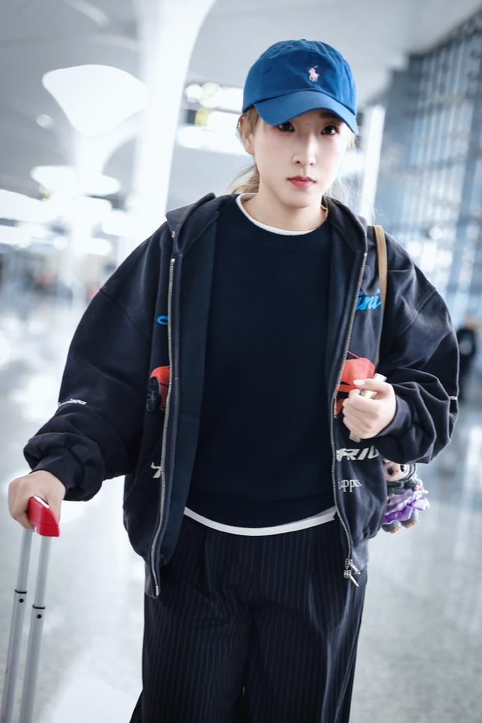 今天刘诗雯现身机场，她这次搭配了一身黑色的衣服，看上去特别的有潮流时尚气息。