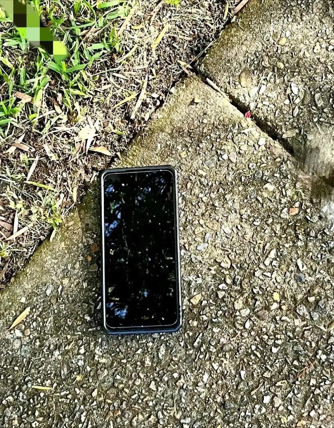 “手机发烫怕爆炸才扔的！”郑州女子捡到高三体育生手机，解不开密码随手扔进草丛，导