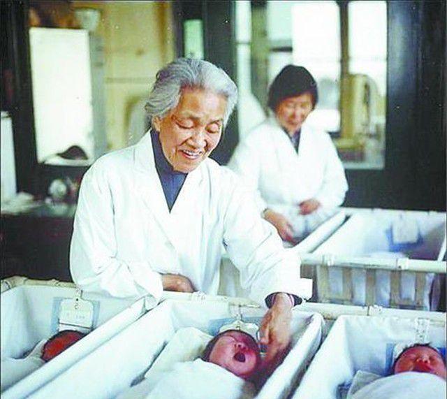 1964年，一名身患重症的孕妇正要进行手术，林巧稚拦下做手术的医生，说：“让她出