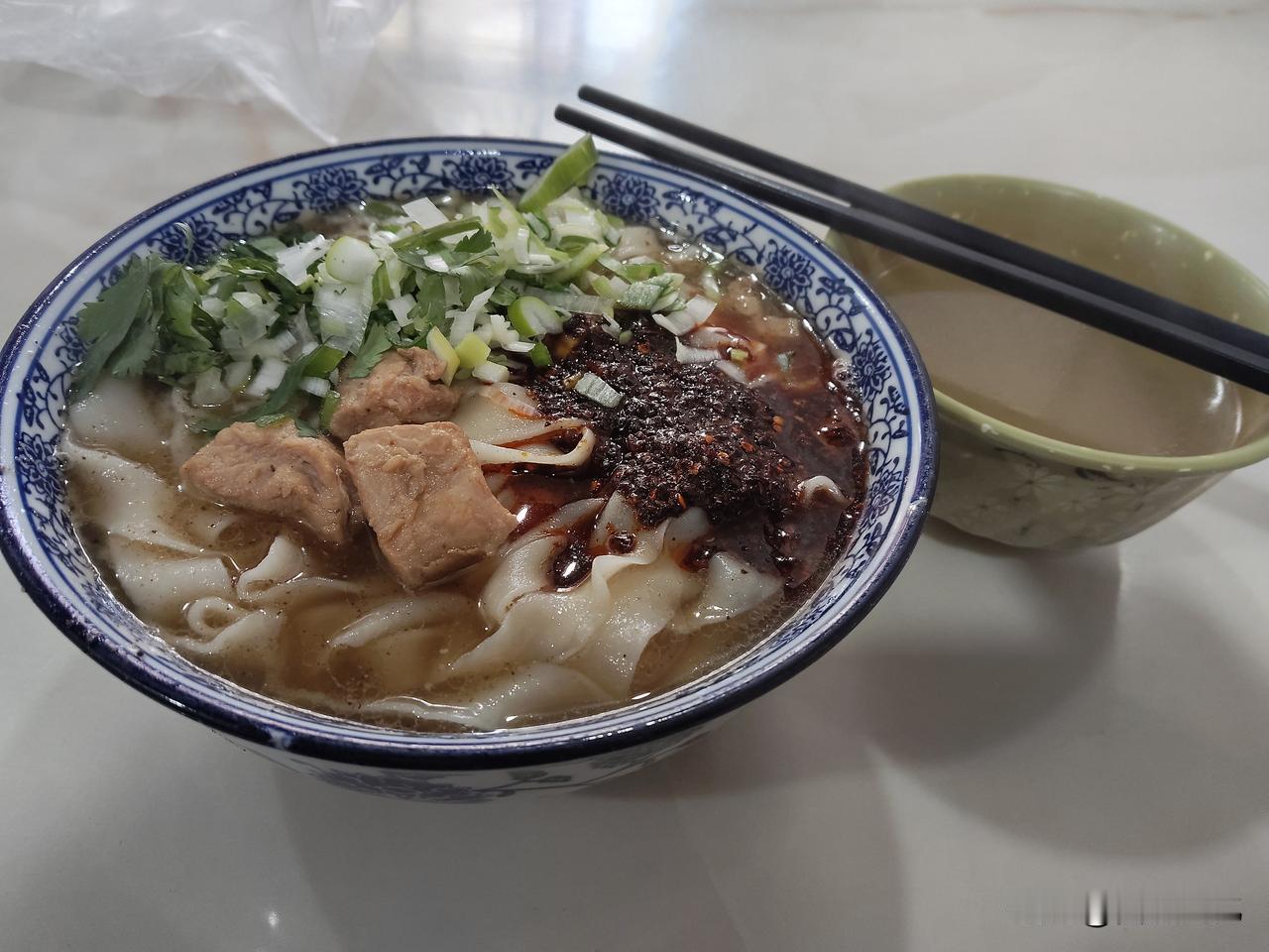 杜氏扯面其实，陇西大肉面最初是扯面，后来不知怎的，以揪面片为主。但我还是爱吃